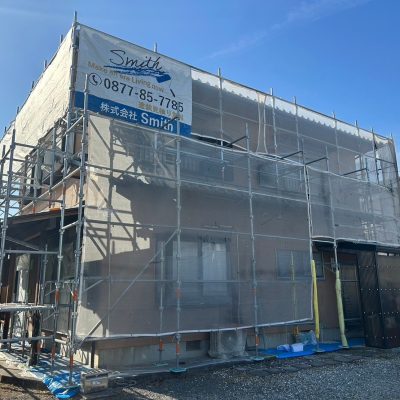 塗装のために足場を組んだ家