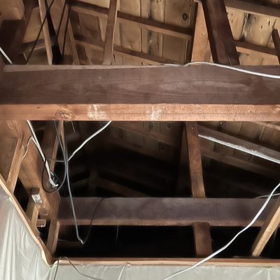 天井張り替え作業中の屋根裏が見えている状態